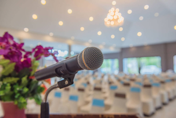 Крупним планом мікрофон на конференції в кімнаті для переговорів
 - Фото, зображення