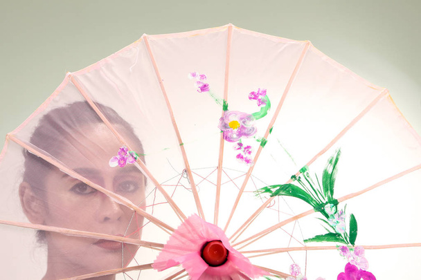 Nainen Kiinan koriste sateenvarjo
 - Valokuva, kuva