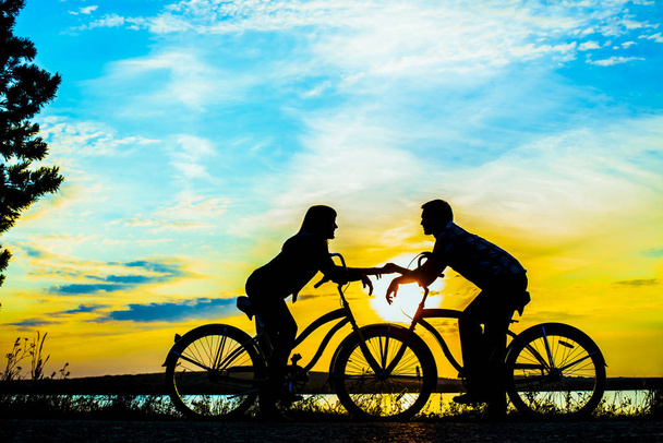 Silhouetten von zwei Menschen bei einem romantischen Date, die einander anschauen. - Foto, Bild