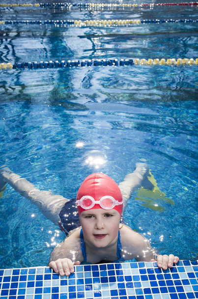 Девочка учится плавать в бассейне
 - Фото, изображение