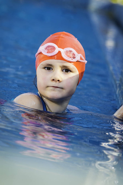 プールで泳ぐことを学ぶ若い女の子 - 写真・画像