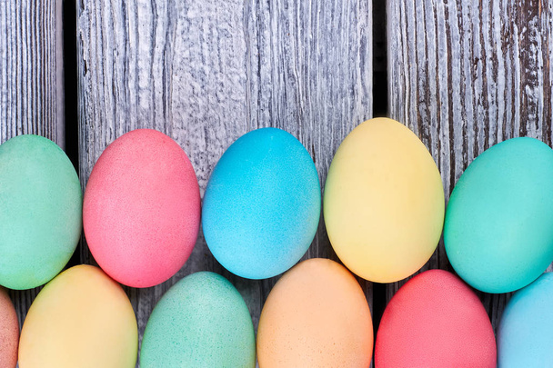 Два ряди кольорових яєць
. - Фото, зображення
