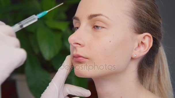 Cosmetic treatment with botox injection in a clinic - Materiał filmowy, wideo