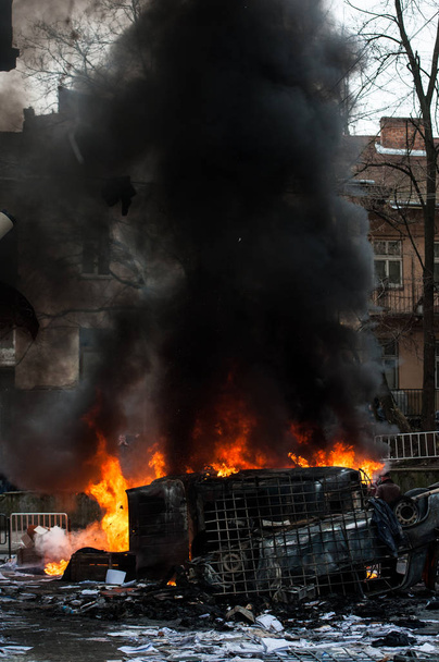 macchina in fiamme. auto distrutta e data alle fiamme durante le rivolte. centro città
 - Foto, immagini
