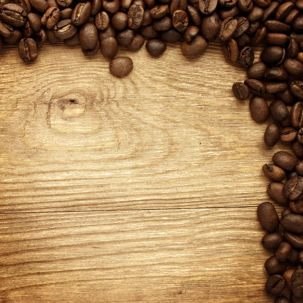 grains de café frais sur le bois et sac de lin, prêt à préparer un délicieux café
 - Photo, image