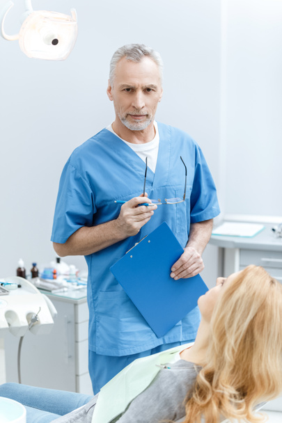 dentista con paziente in clinica dentistica - Foto, immagini
