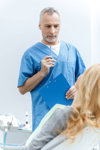 dentista com paciente em clínica odontológica - Foto, Imagem