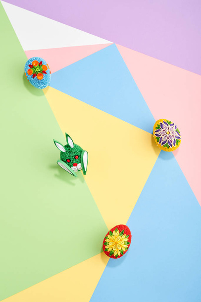 Пасхальные яйца с бумагой на цветной пастельный дизайн графический backgro
 - Фото, изображение