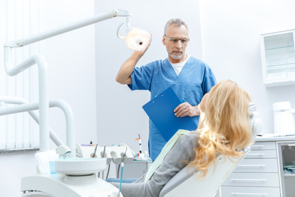 dentista con paciente en clínica dental - Foto, Imagen