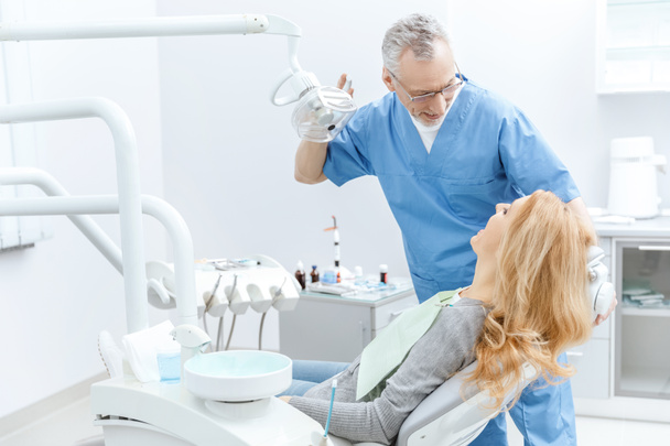 стоматолог з пацієнтом у стоматологічній клініці
 - Фото, зображення