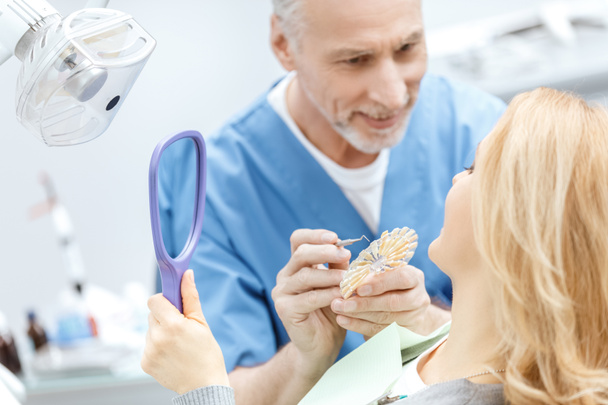 dentista correspondente cor dos dentes
 - Foto, Imagem