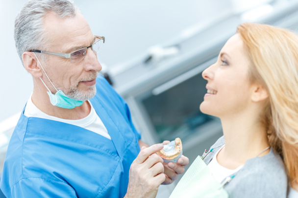 hammaslääkäri osoittaa leuat malli
 - Valokuva, kuva