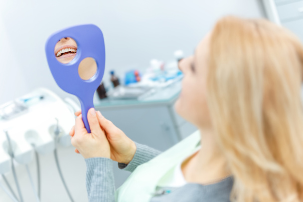Жінка на стоматологічному огляді
    - Фото, зображення