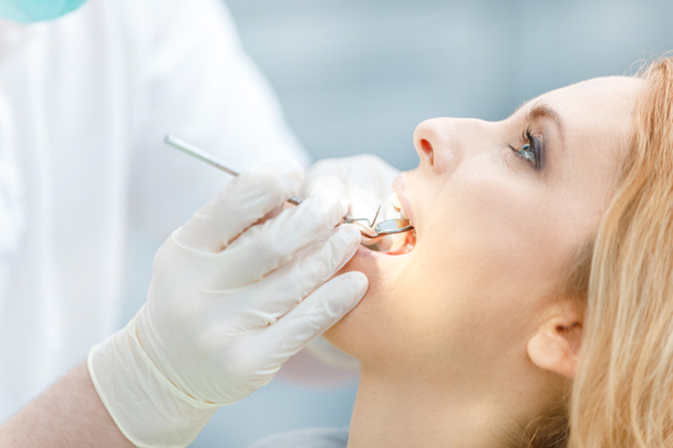 Mujer en revisión dental
 - Foto, Imagen