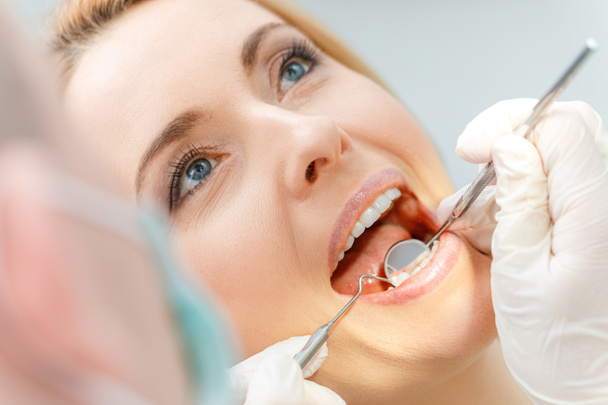歯科検診で患者  - 写真・画像