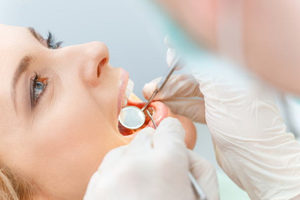 Paciente en control dental
  - Foto, Imagen