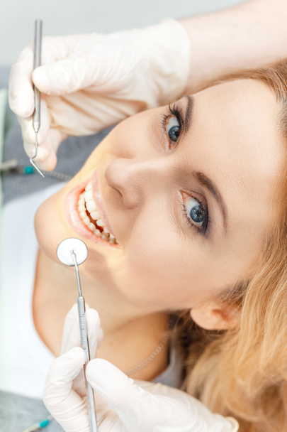 Пацієнт при огляді зубів
  - Фото, зображення