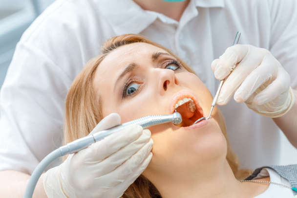 Zubař vytvrzovací vystrašený pacient - Fotografie, Obrázek