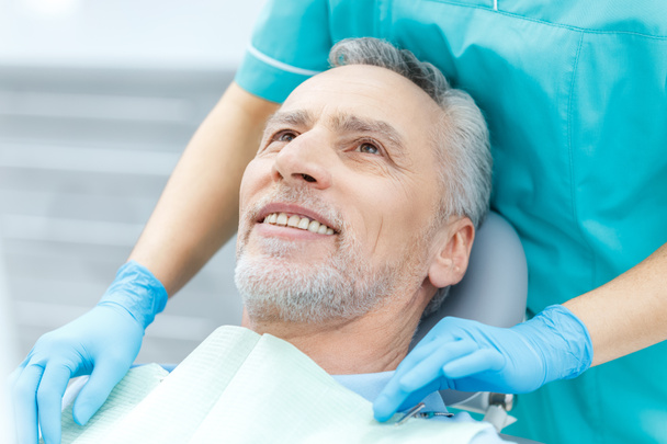 Patient mature chez le dentiste
  - Photo, image