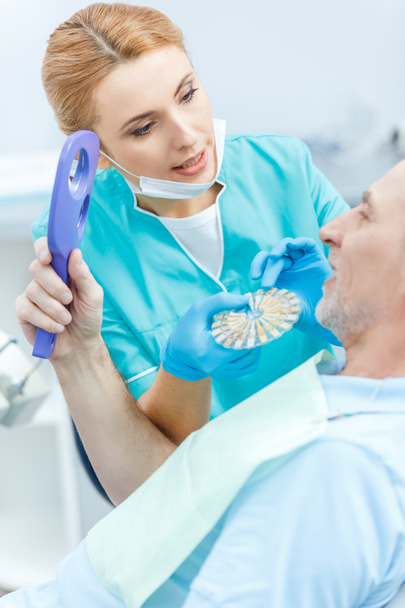 Стоматолог і пацієнт у клініці
  - Фото, зображення