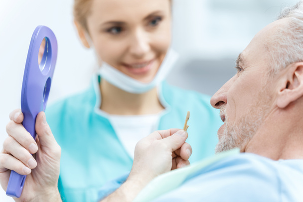Dentista y paciente en clínica
  - Foto, imagen