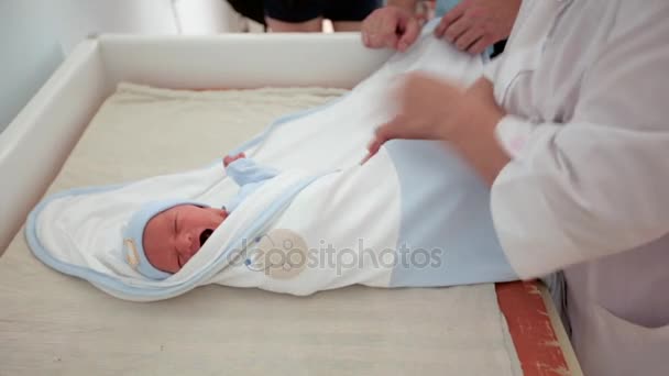 Nowy chłopak narodzonych dzieci pieluchy natychmiast po cesarskim cięciem lub C-section - Materiał filmowy, wideo