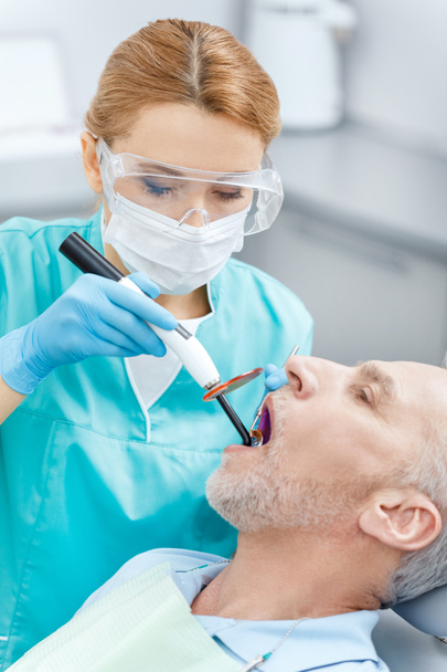 Dentista e paziente in clinica
  - Foto, immagini