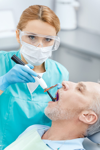 Dentiste et patient en clinique
  - Photo, image