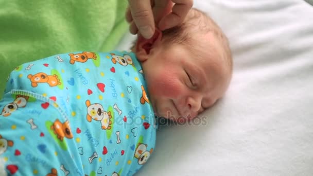Neugeborener Junge schlafend in ihrem Bett in der Geburtsklinik. Sorgen - Filmmaterial, Video