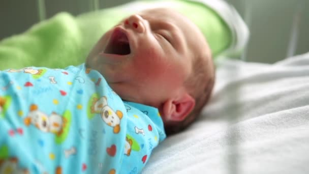 助産院で彼女のベッドで眠っている男の新生児。あくび - 映像、動画