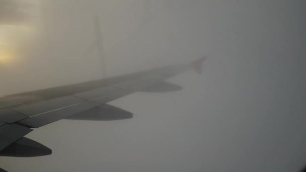 Une vue depuis l'avion. L'avion vole à travers les nuages
. - Séquence, vidéo