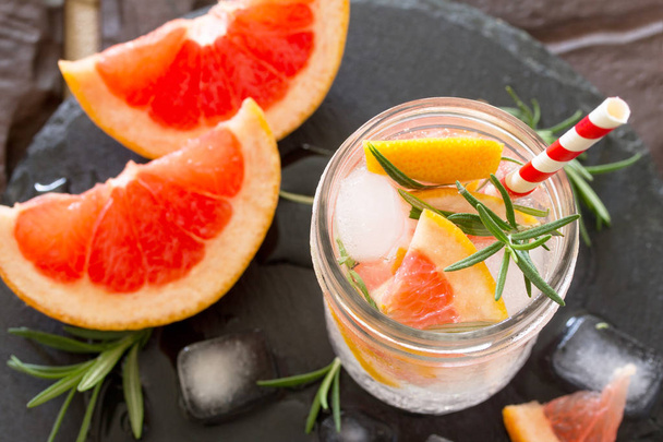 Refreshing summer drink with ice with rosemary and grapefruit on - Foto, Imagen