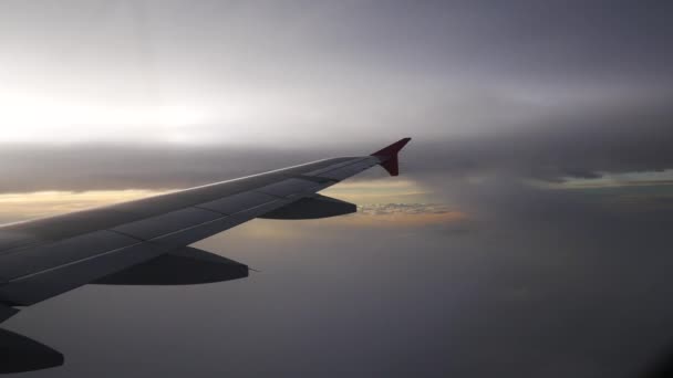 Una vista desde el avión. El avión vuela a través de las nubes
. - Metraje, vídeo