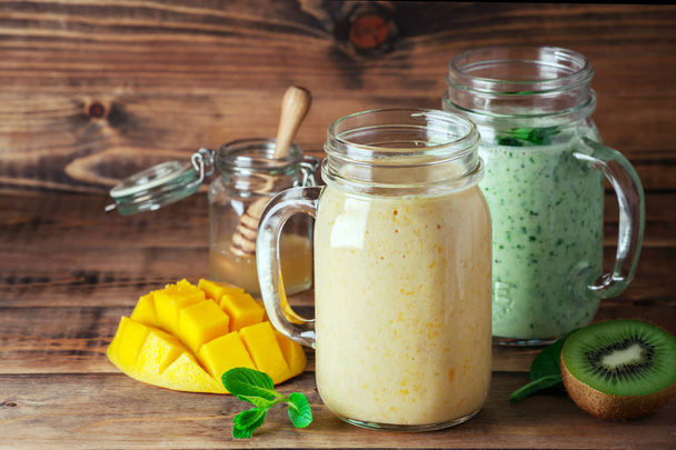 Spinach and mango smoothie - 写真・画像