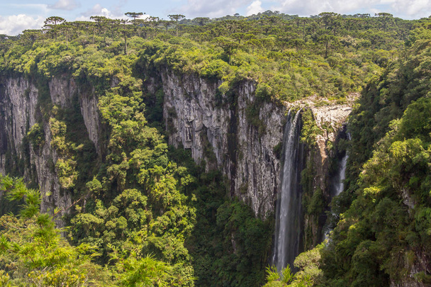 Waterval aan de Itaimbezinho Canyon - Foto, afbeelding