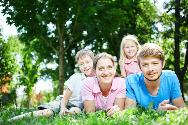 rodina v poledne v parku na trávě - Fotografie, Obrázek