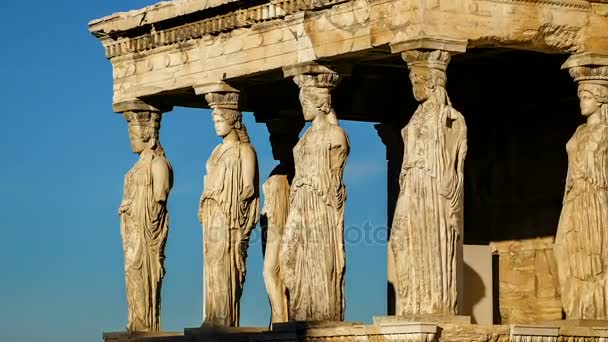 Marmurowymi posągami starożytnych kariatydy, na wzgórzu Akropol  - Materiał filmowy, wideo