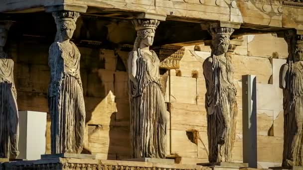Αρχαία μαρμάρινα αγάλματα από Καρυάτιδες στην πάροδο του χρόνου ο λόφος της Ακρόπολης - Πλάνα, βίντεο