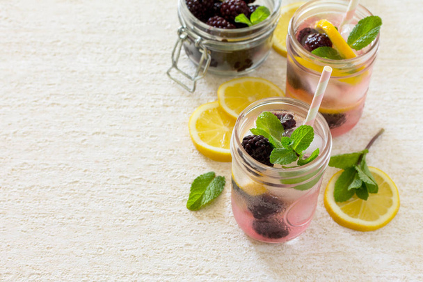 Agua de frutas. Refrescante bebida de verano con moras, limón y
 - Foto, imagen