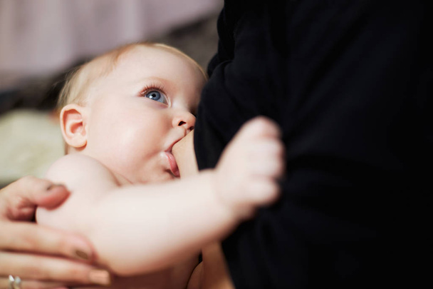 Мати годує дитину грудьми
 - Фото, зображення