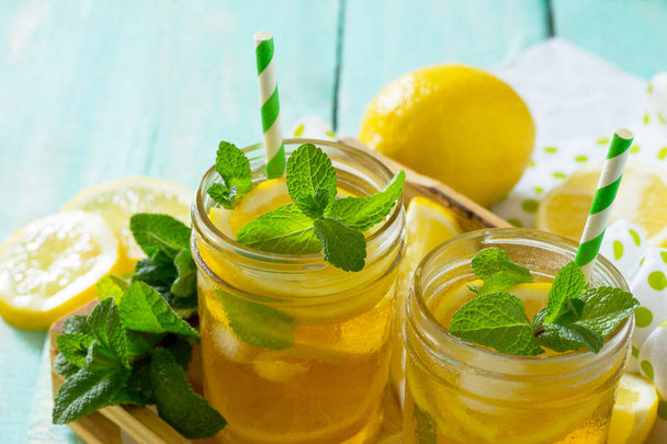 Eistee mit Zitrone und Minze. erfrischendes kaltes Sommergetränk. Kopie - Foto, Bild