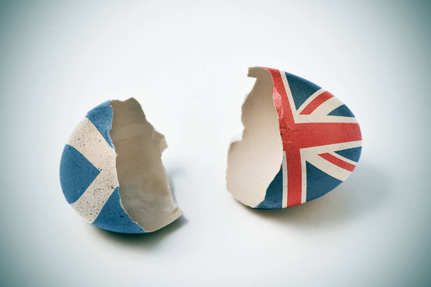 ραγισμένα εκρού με σημαίες της Σκωτίας και τη βρετανική - Φωτογραφία, εικόνα
