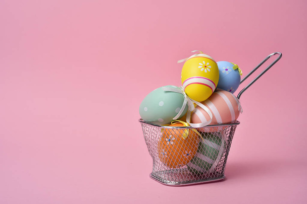 díszítik húsvéti tojások különböző színű - Fotó, kép