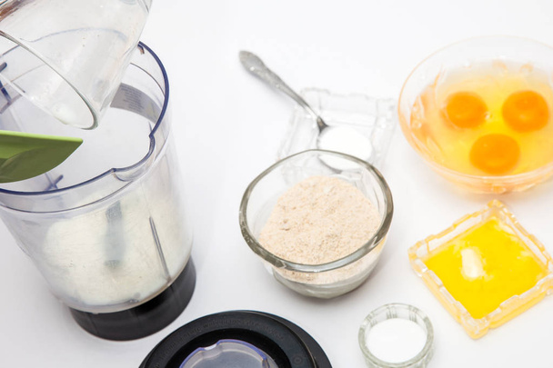 Quinoa crepes mix - maidon lisääminen
 - Valokuva, kuva