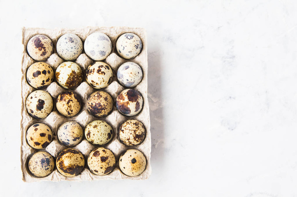 Quail eggs in an egg box - Valokuva, kuva
