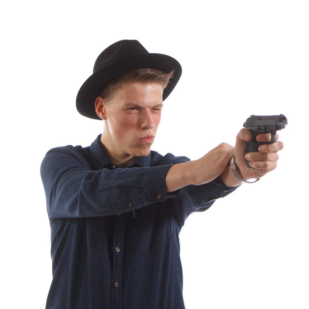 Mann zielt mit Waffe - Foto, Bild