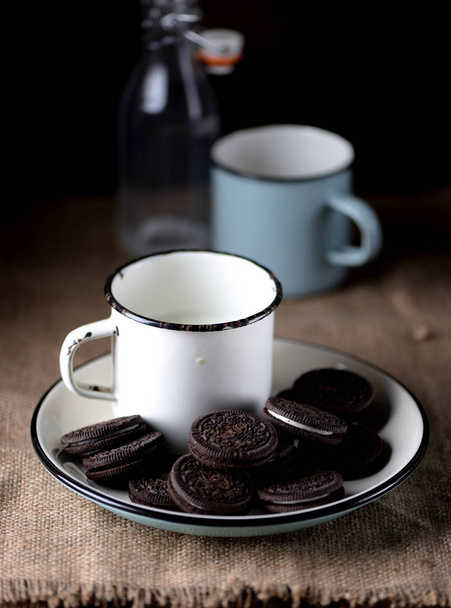 Xícara de leite com biscoitos de chocolate. Estilo rústico
. - Foto, Imagem