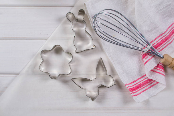  Cortadores de galletas y herramientas de cocina en papel pergamino
 - Foto, Imagen