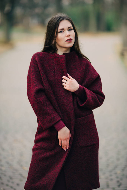  young woman in  coat posing - Fotografie, Obrázek