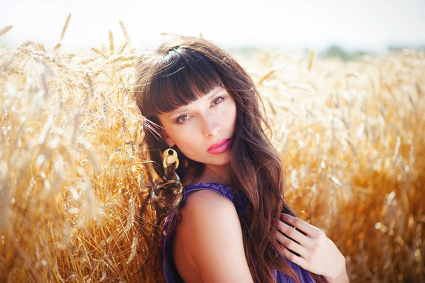 retrato de uma bela mulher em um campo de trigo
 - Foto, Imagem